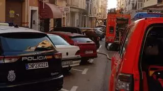 Desalojan una finca por el incendio de una vivienda en Xàtiva