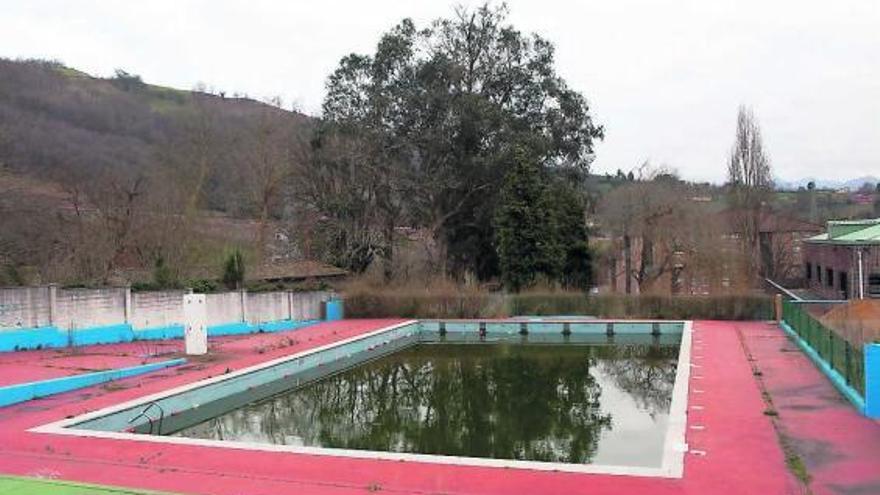 Aspecto de abandono que presenta la piscina del polideportivo de Riaño.