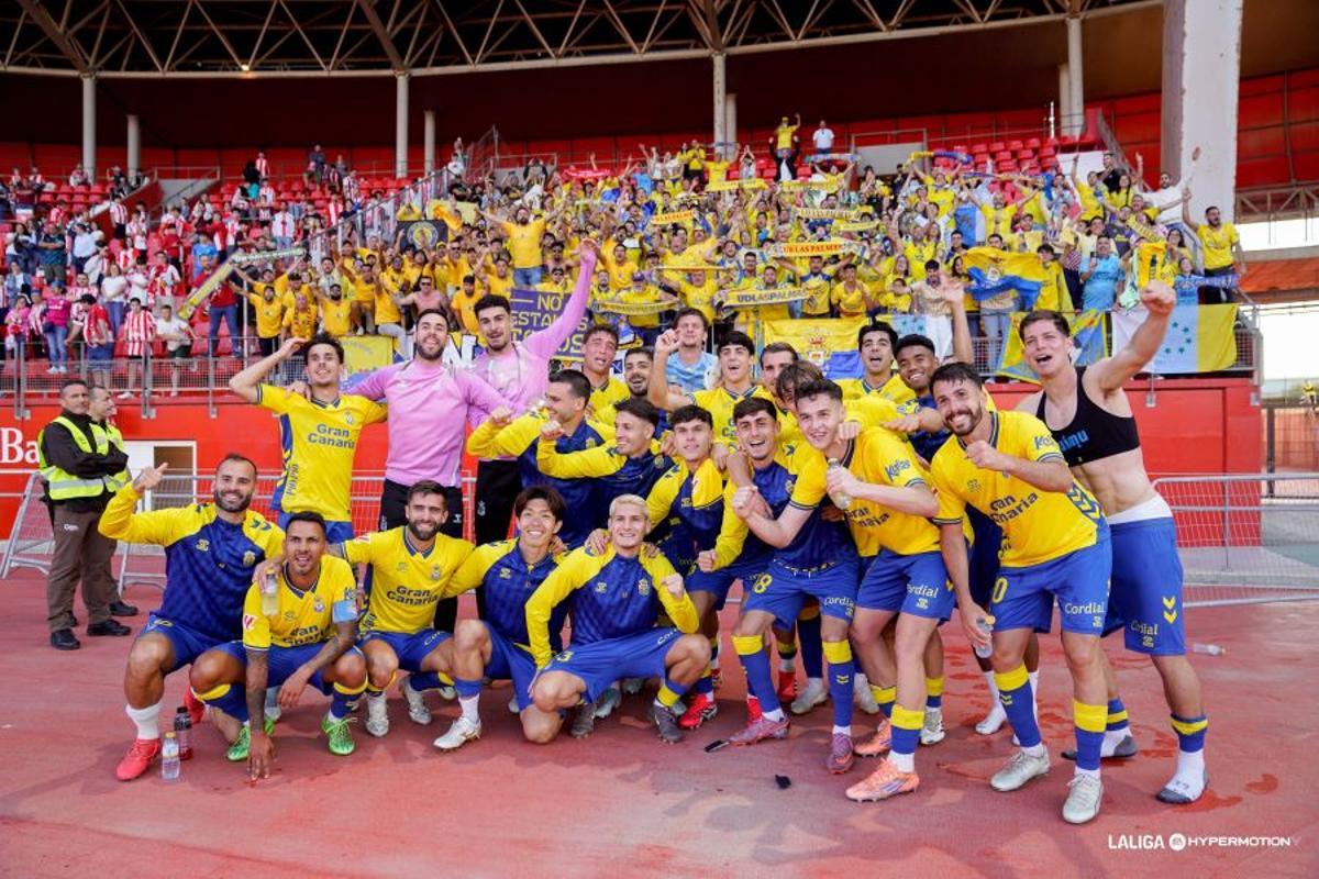 El plantel de la UD festeja la conquista del triunfo en el Stadium con la afición pío pío en segundo término.