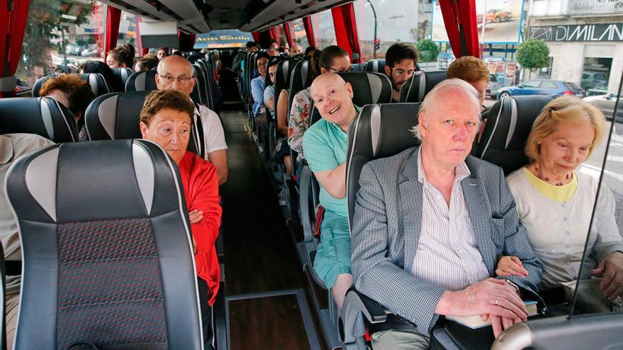 Los pasajeros en un bus  rumbo a Zamora. // Marta G. Brea