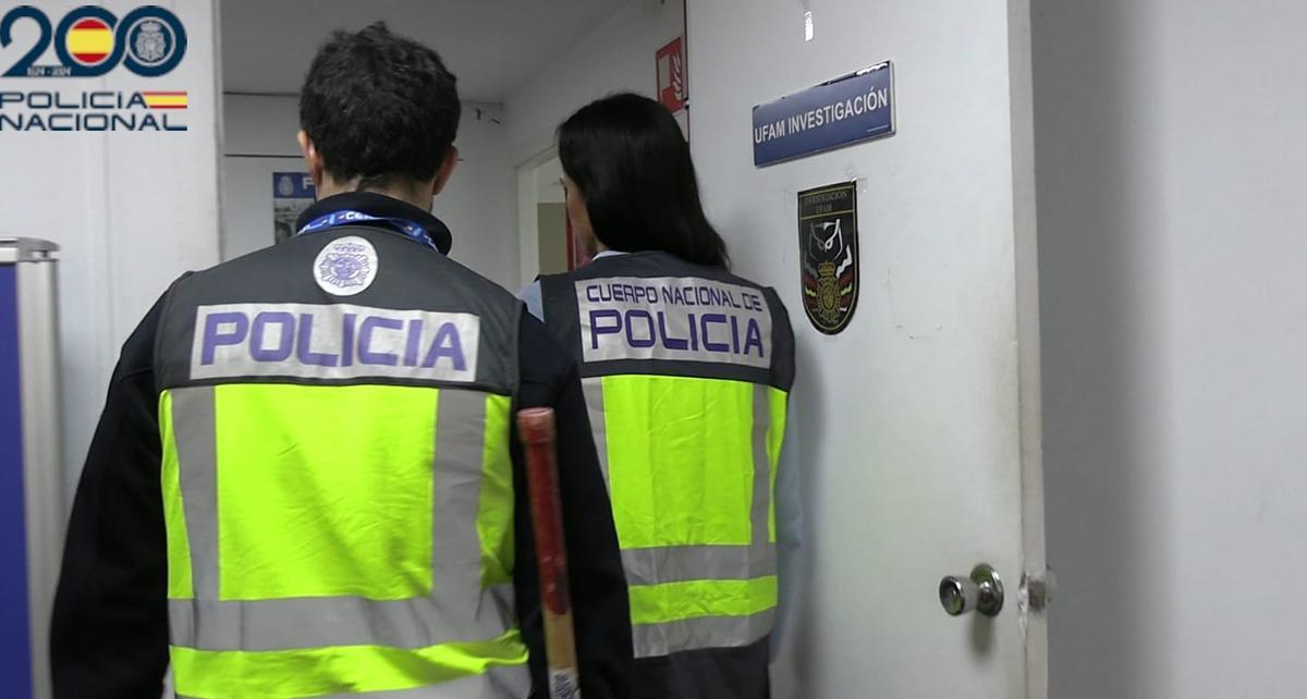 La Unidad de Familia y Mujer (UFAM) de la Policía Nacional ha detenido al acusado.