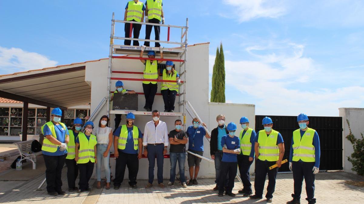 Alumnos de dos especialidades profesionales hacen mejoras en zonas públicas de Coria