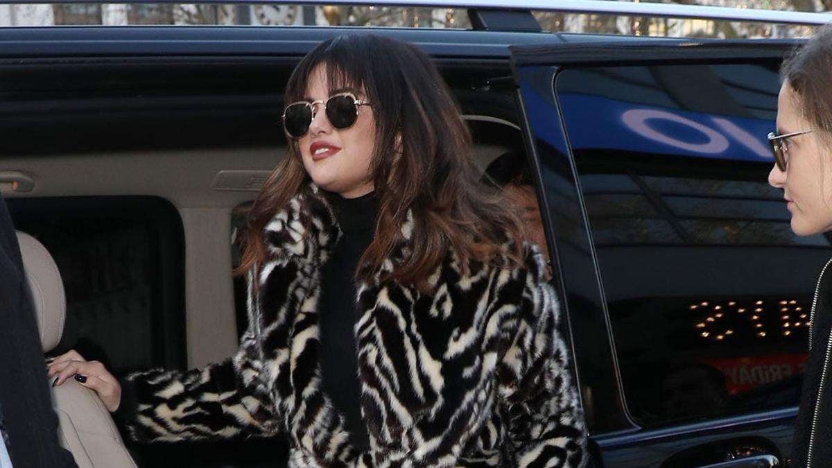 Selena Gomez con abrigo de Mango