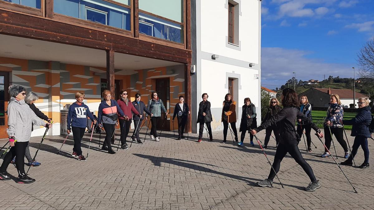 Una de las actividades de marcha nórdica, ante la Casa de Cultura de Lugo.