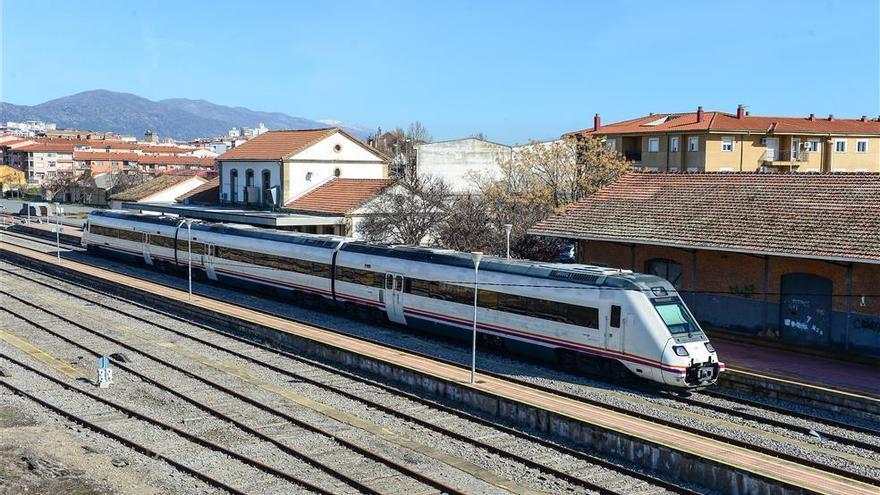 Una avería mecánica en el tren Cáceres-Madrid obliga a 30 pasajeros a continuar en autobús