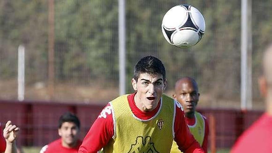 Borja López se dispone a cabecear el balón durante el entrenamiento.