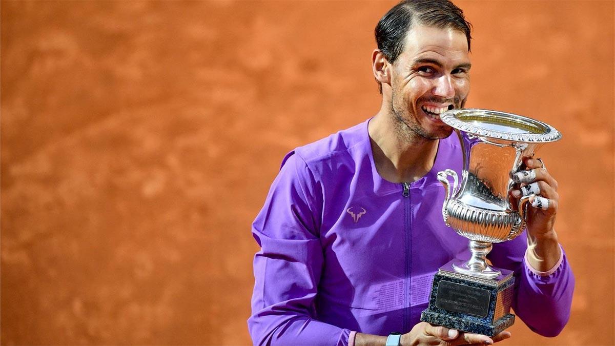 Nadal posando con el trofeo de campeón en Roma