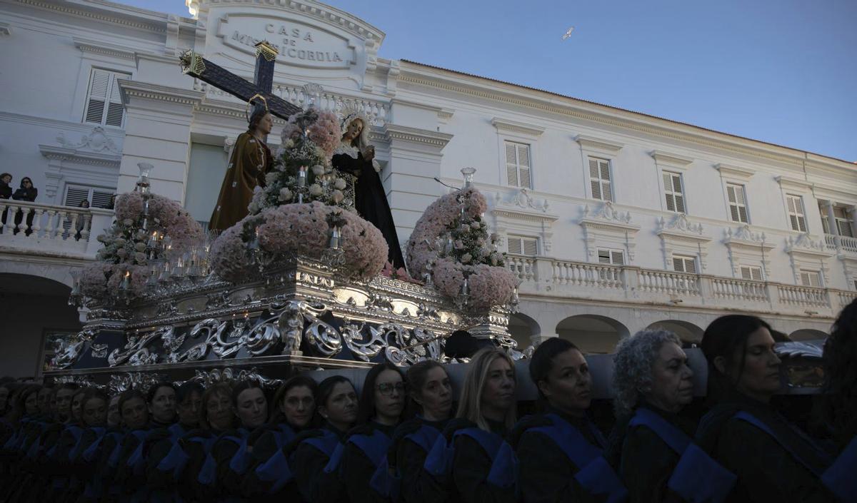 Las mujeres portapasos de la Agrupación de los Estudiantes llevaron a hombros a las Santas Mujeres. | LOYOLA PÉREZ DE VILLEGAS