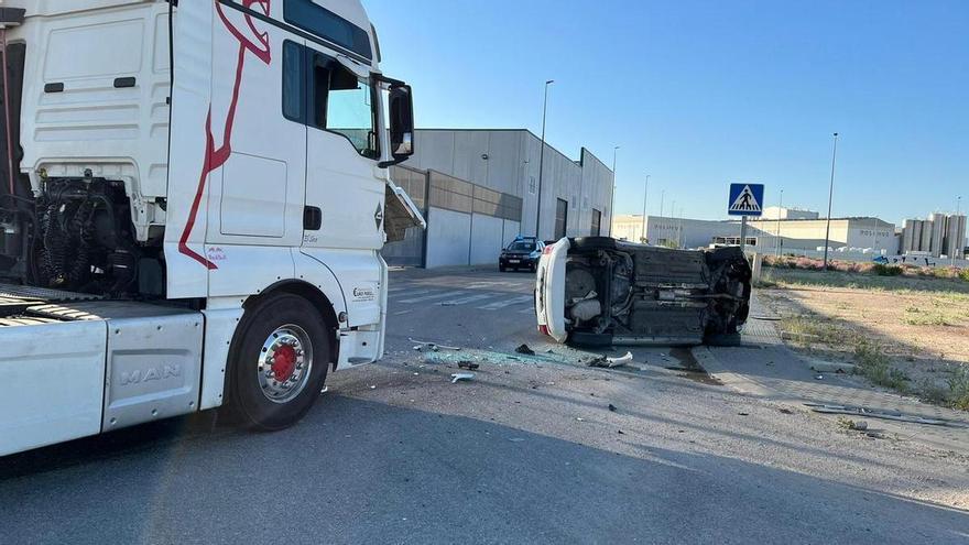 Herido un conductor tras chocar con un camión en Lorquí