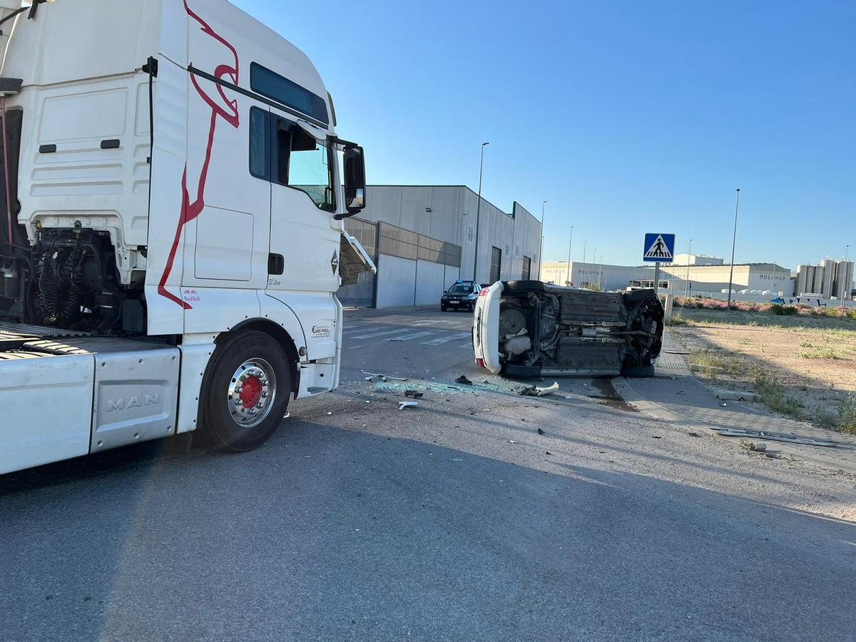 El camión que ha arrollado al vehículo