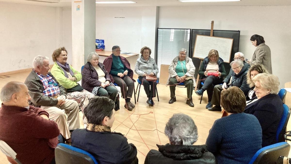 Participantes del encuentro en el local social de La Espina, la pasada tarde