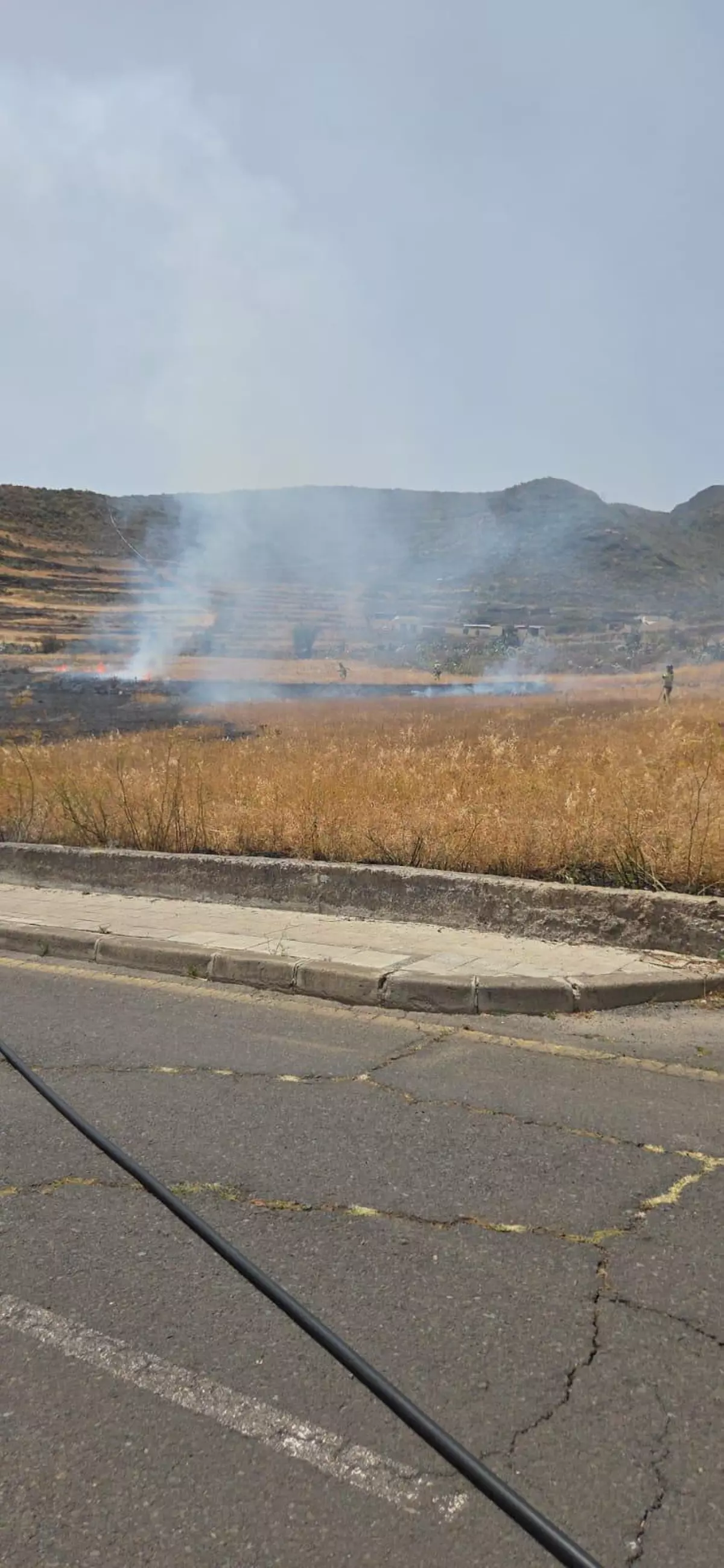 Bomberos de Tenerife trabajan para sofocar las llamas de un incendio en Tenerife