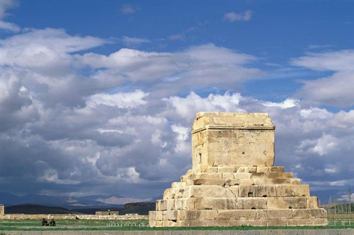 La Tumba de Ciro se encuentra en Fars (Irán) y data del siglo VI a.C.
