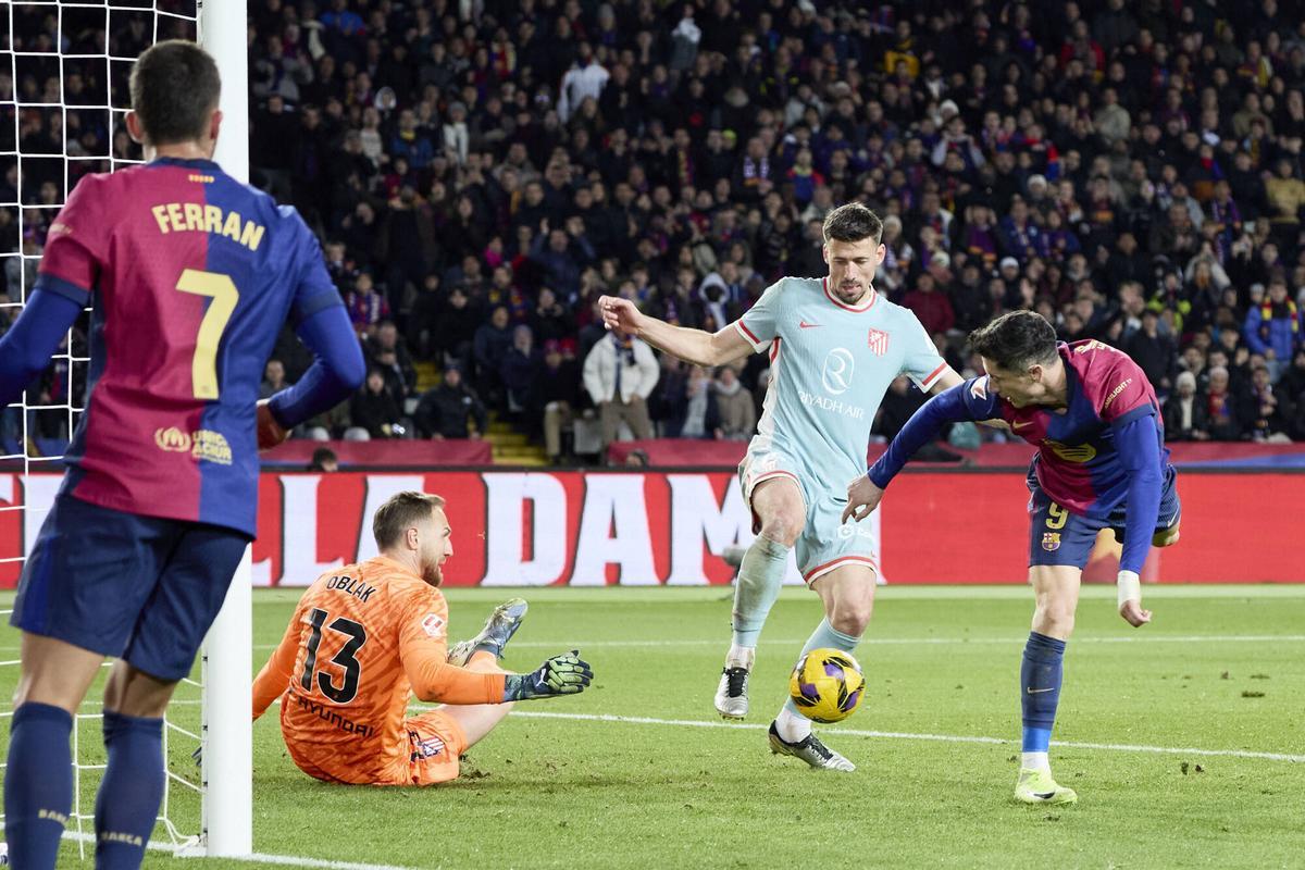 Lewandowski, frente a Oblak, sin poder conectar el remate.