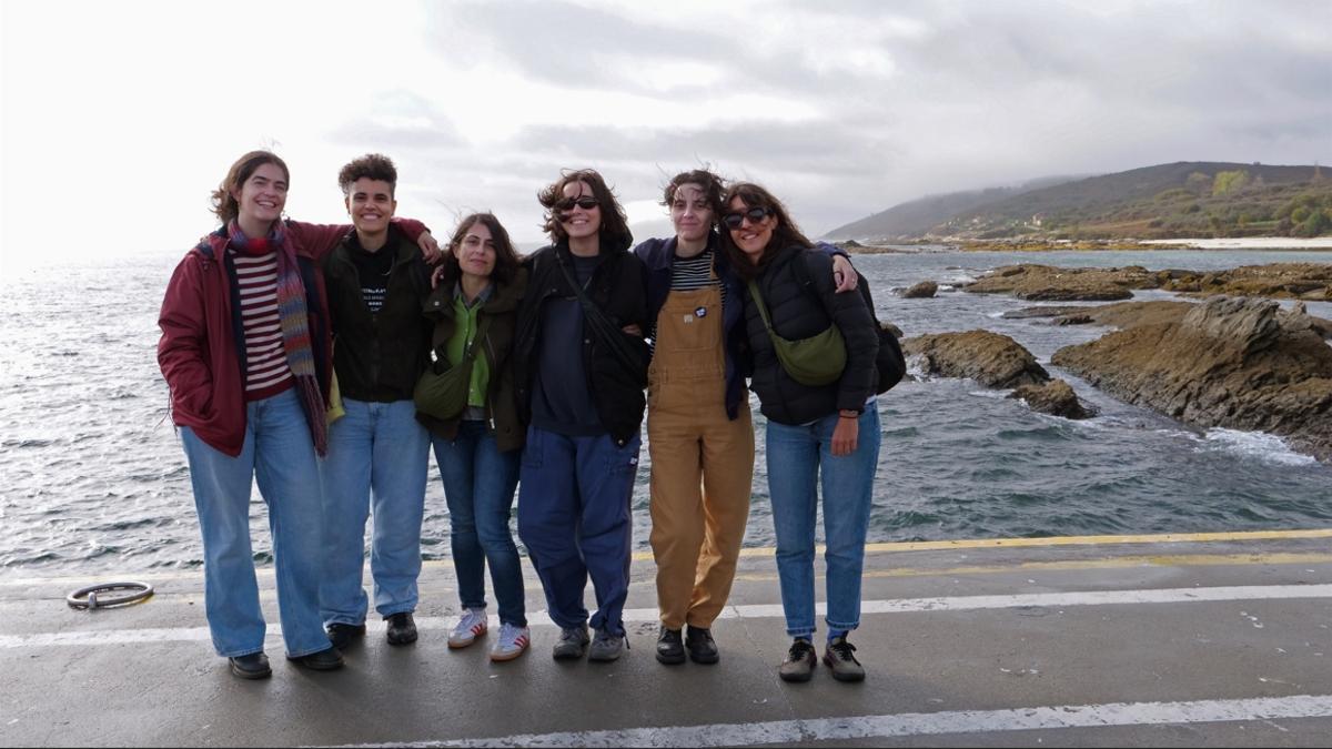 La despedida ayer de la Residencia del FICBueu en la isla de Ons. De izquierda a derecha: Sara Ferro, Aura Sala, Celia Rico, Andrea Sánchez, Paula Costa y Sara Traba.