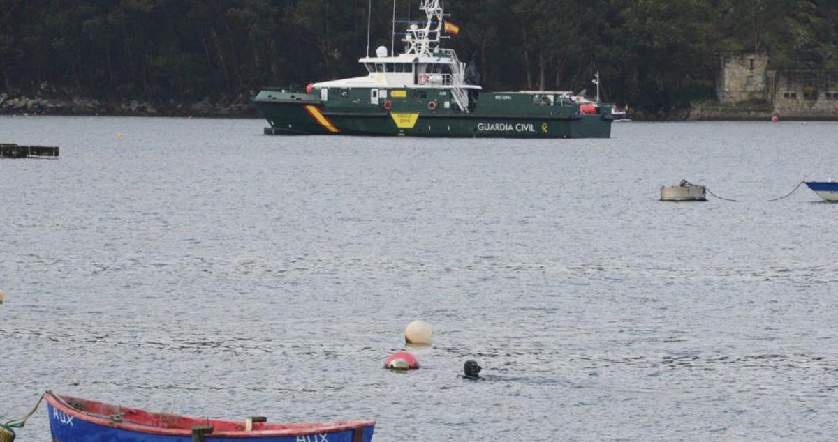 Buzos en la ría de Aldán y al fondo la patrullera «Río Luna». | |