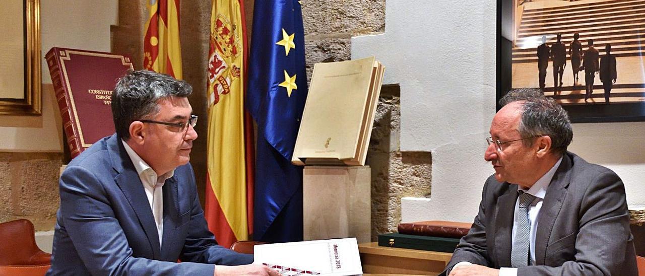 El presidente de las Cortes, Enric Morera, en una reunión con Joan Antoni Llinares. | INFORMACIÓN