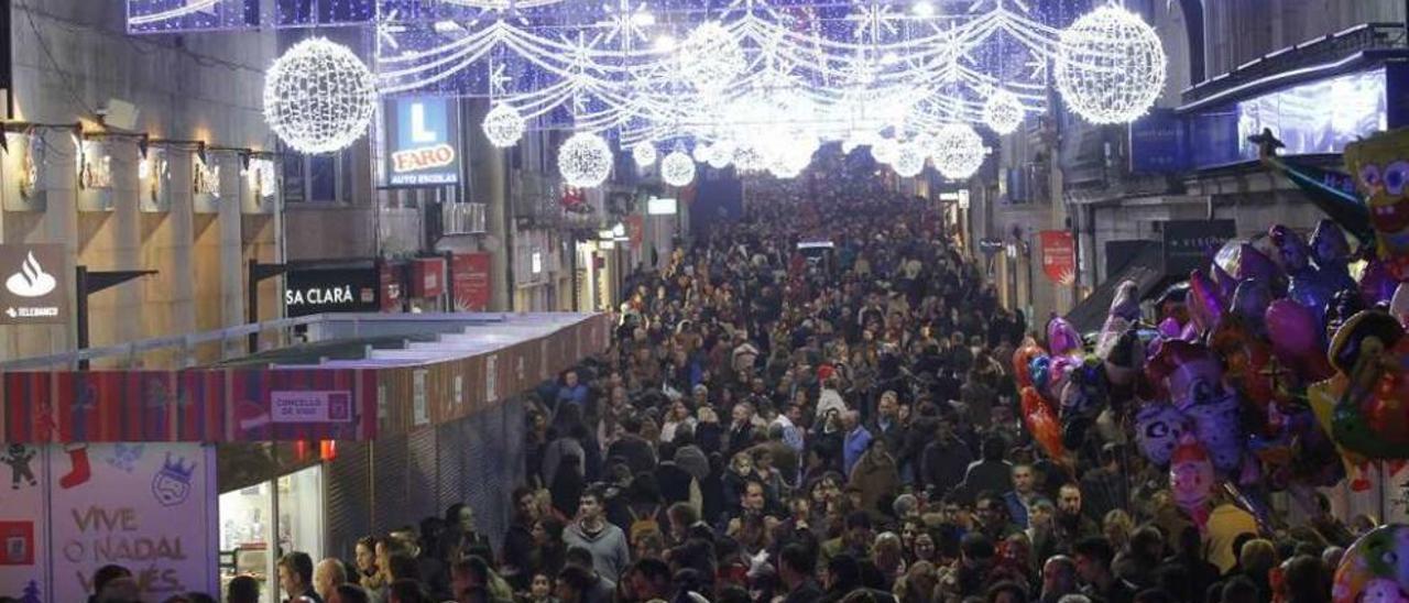 La calle Príncipe, repleta de gente, durante las pasadas navidades. // Adrián Irago