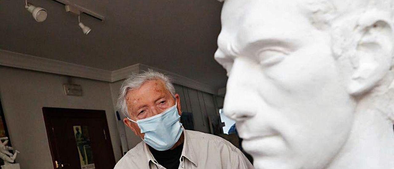 Vicente Santarúa trabaja en la estatua en su estudio de Avilés.