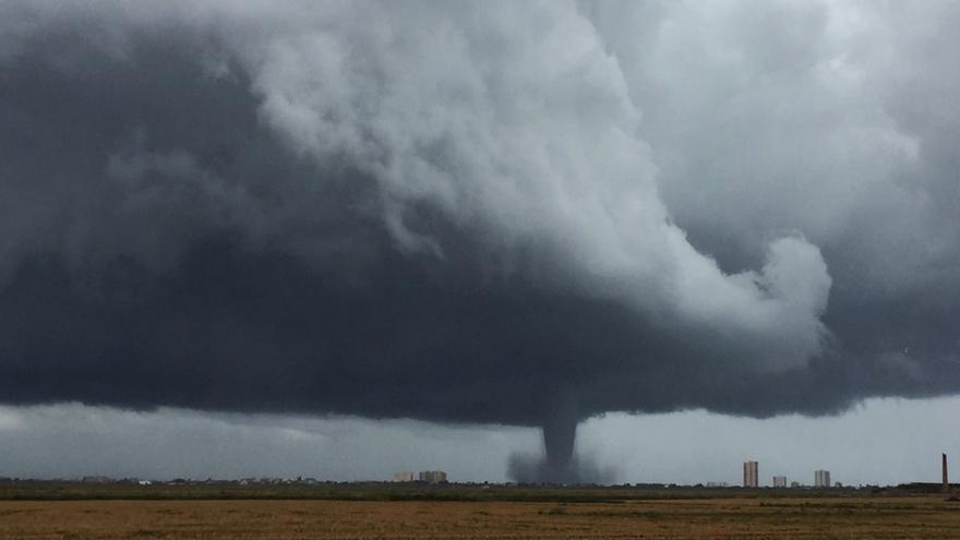 Sueca 2016. Tornado (manga de agua) registrado en el litoral de Sueca.