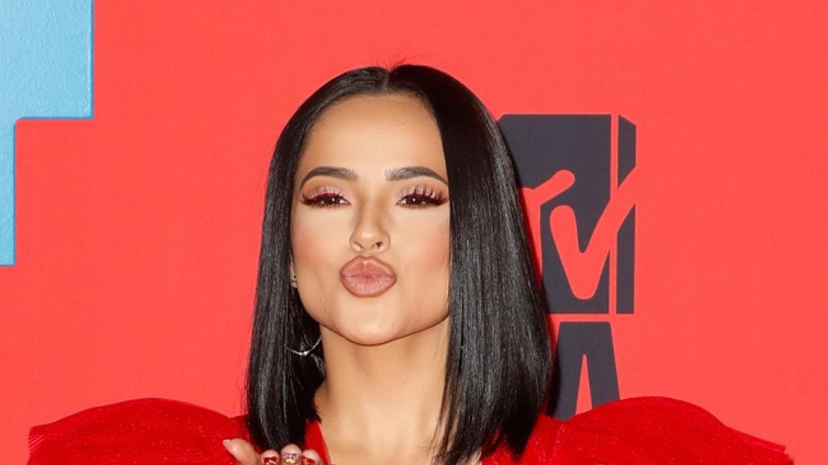 Becky G con vestido de Giambattista Valli en la alfombra roja de los MTV EMAs