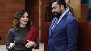 Isabel Díaz Ayuso junto al portavoz del PP en la Asamblea de Madrid, Carlos Díaz Pache.