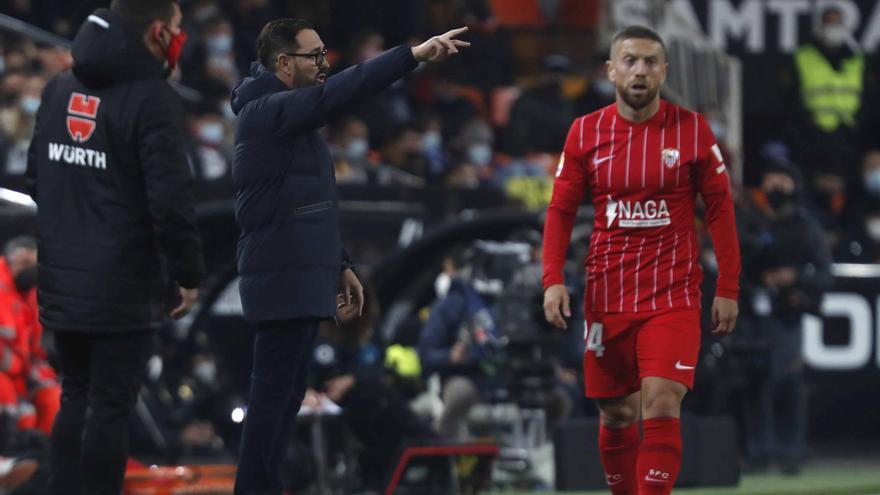 Bordalás da órdenes a los suyos en Mestalla