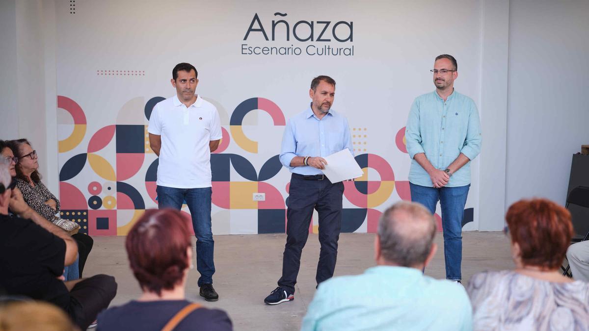 El alcalde de Santa Cruz, en el centro, junto al concejal de Participación Ciudadana, Javier Rivero, a la derecha.