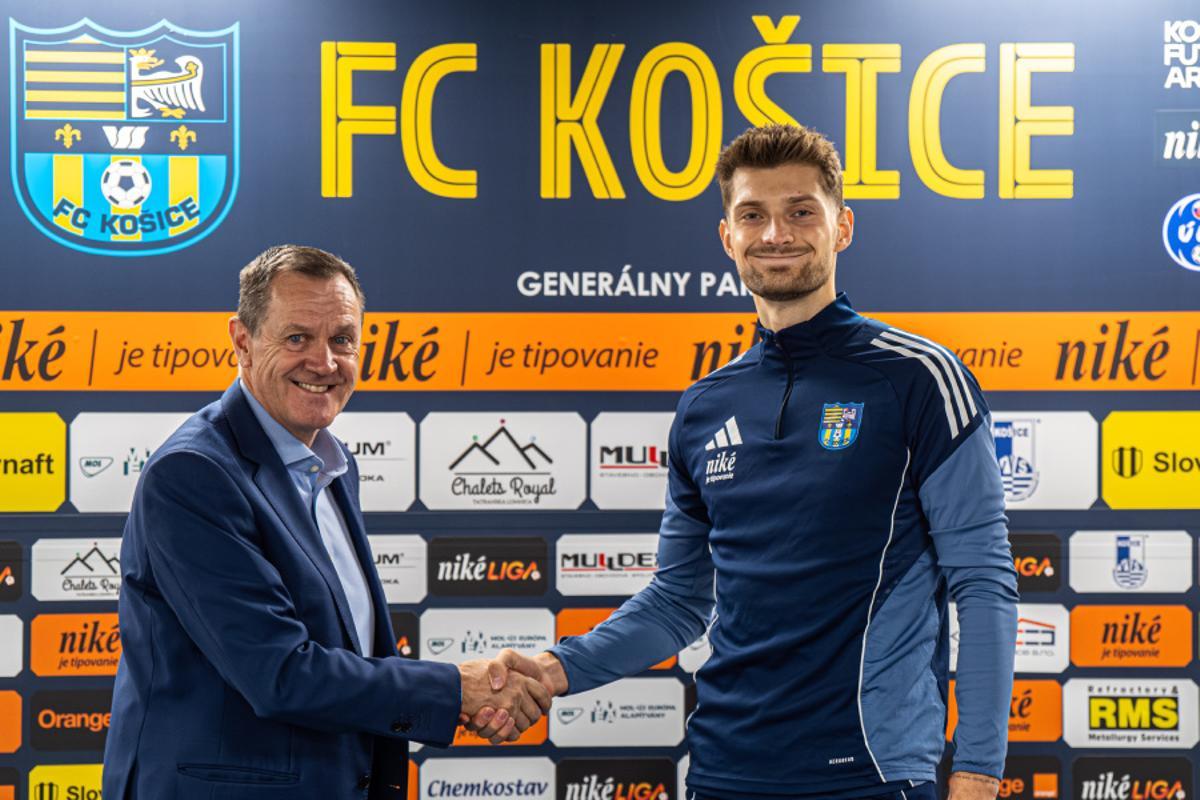 Kosa, junto al director deportivo del Košice FC, Terry Westley.