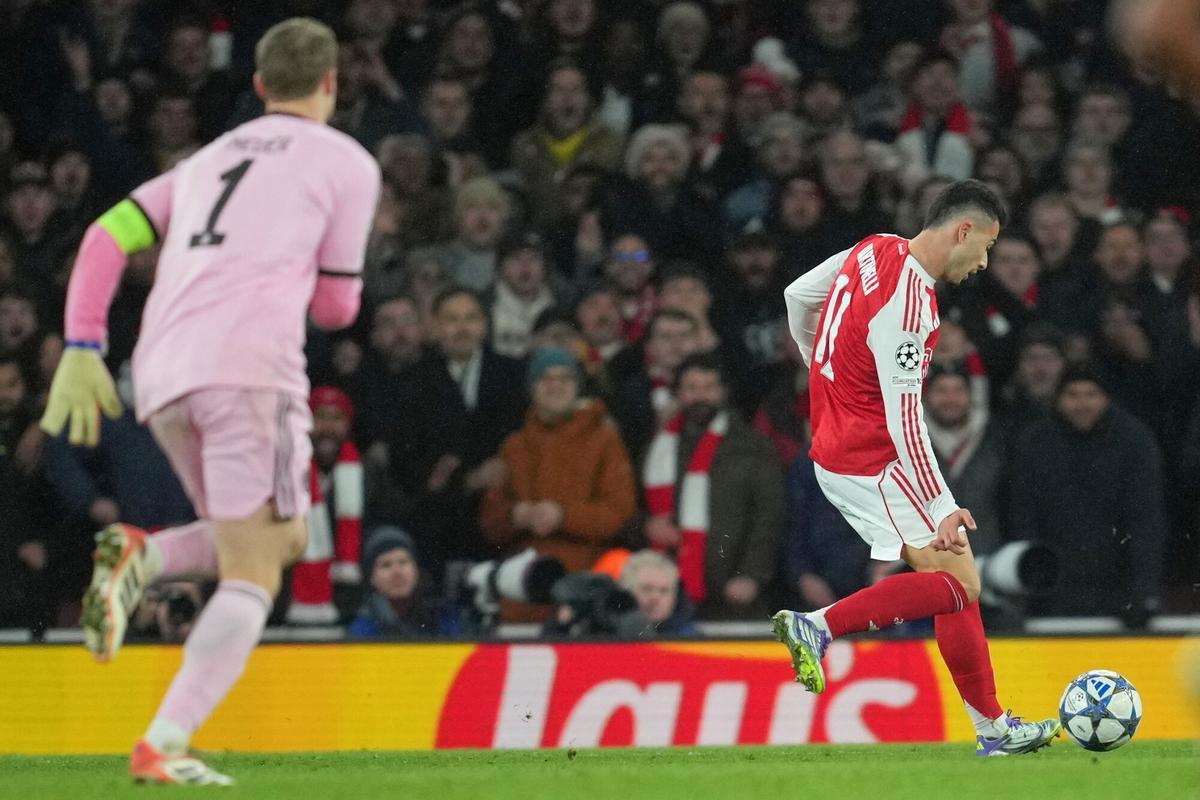 Arsenal's Gabriel Martinelli, right, scores his side's third goal during the Champions League opening phase soccer match between Arsenal and Bayern Munich in London, Wednesday, Nov. 26, 2025. (AP Photo/Kin Cheung)
