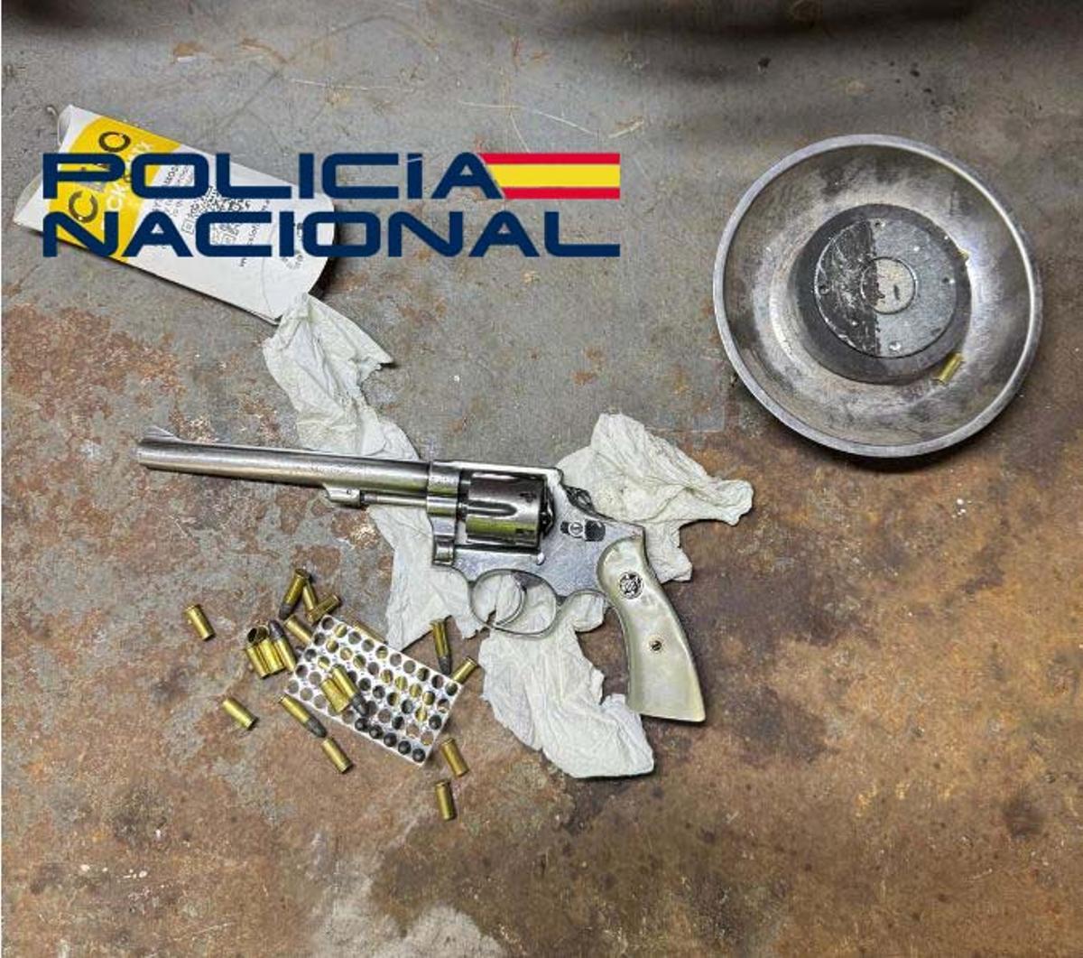 Arma de fuego intervenida por la Policía Nacional.