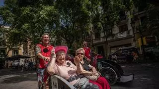 "BICI SENSE EDAT", acompañamos a personas mayores de una residencia pública en los paseos que hacen en Barcelona con bicicleta asistida.