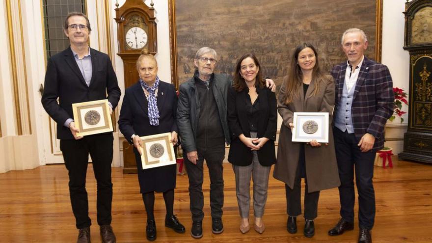 Moncho Núñez, Sofía Toro y Rosa Otero reciben las medallas María Pita