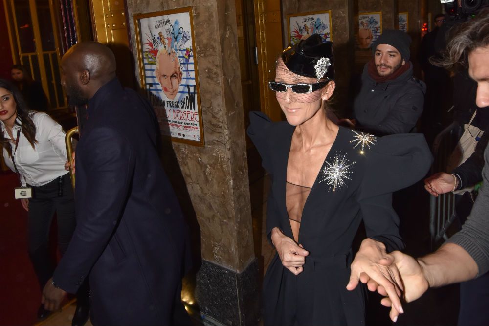 El arriesgado outfit de Celine Dion para una noche en el cabaret parisino