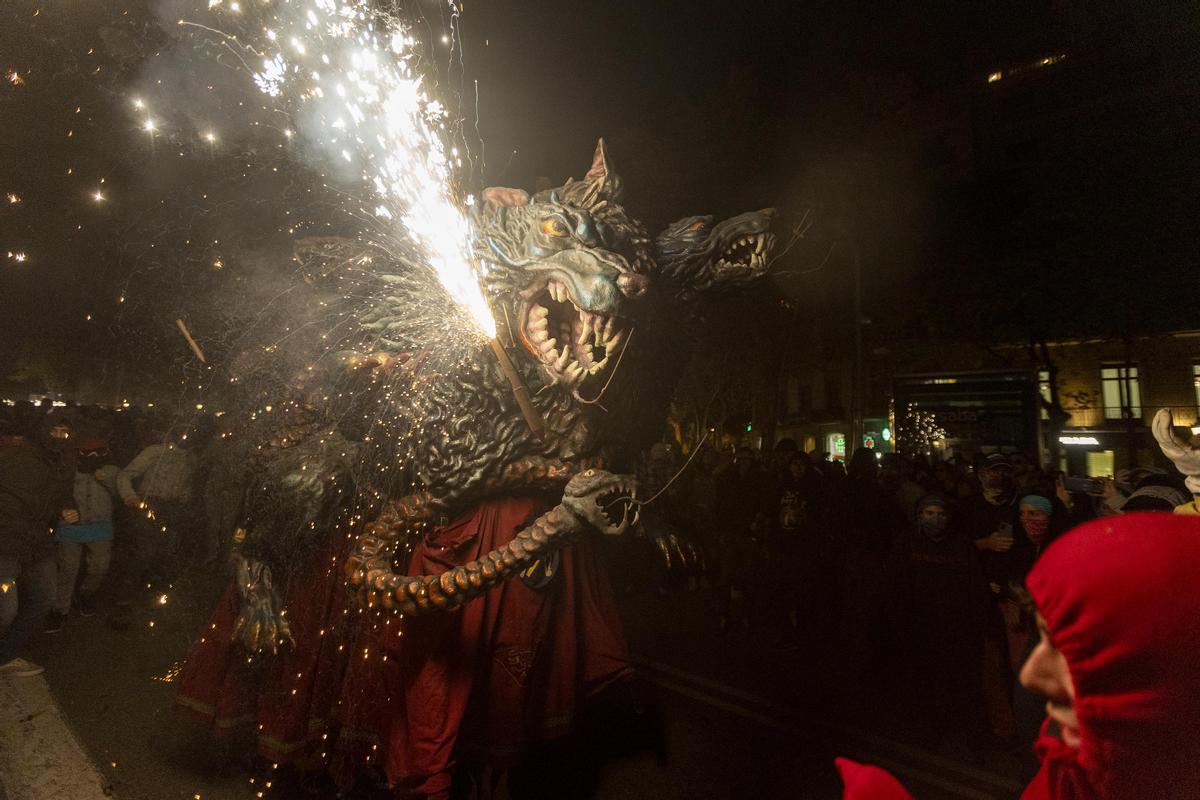 Los diables incendian el Passeig de Gràcia durante el correfoc de la Mercè.