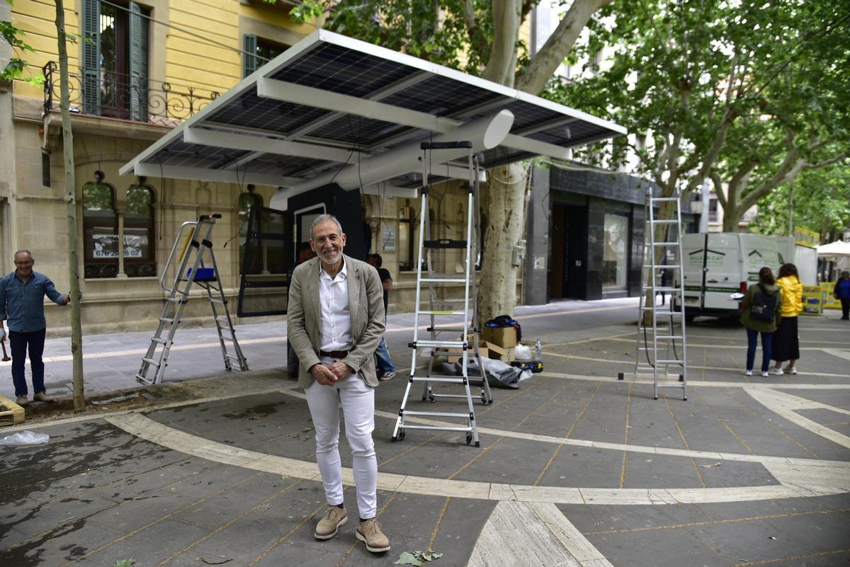 Esteve Pintó, davant de la marquesina fotovoltaica, en ple muntatge al matí