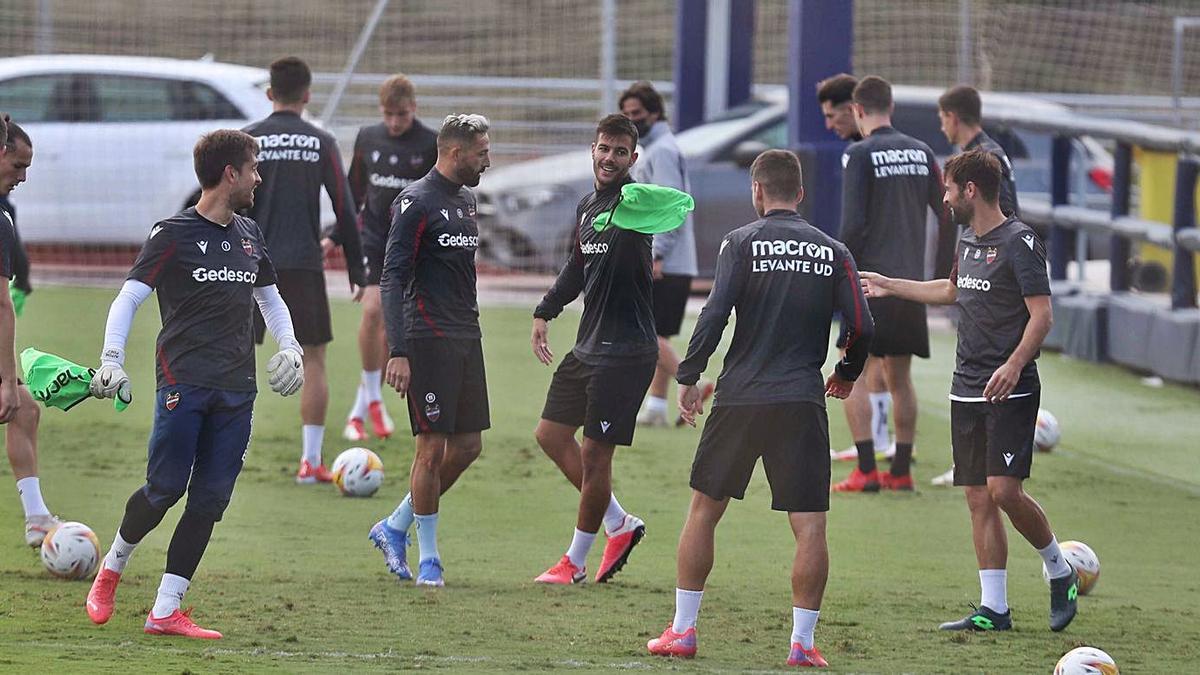 Los jugadores del Levante UD, durante un entrenamiento reciente.  | F. CALABUIG