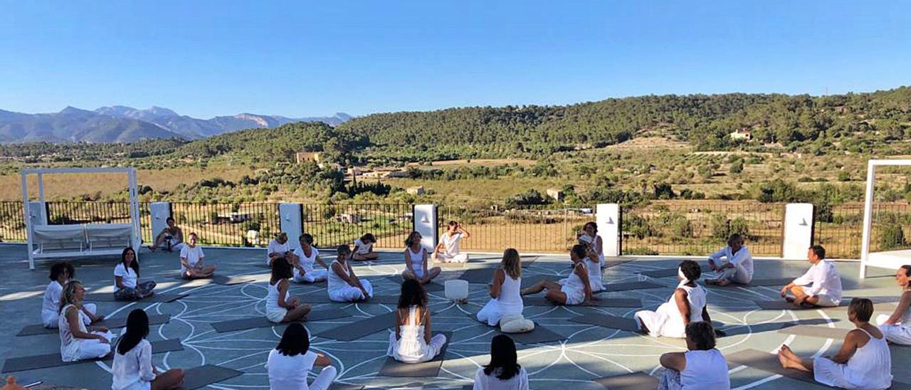 Una sesión de yoga frente a la Serra en Tramuntana Flow.