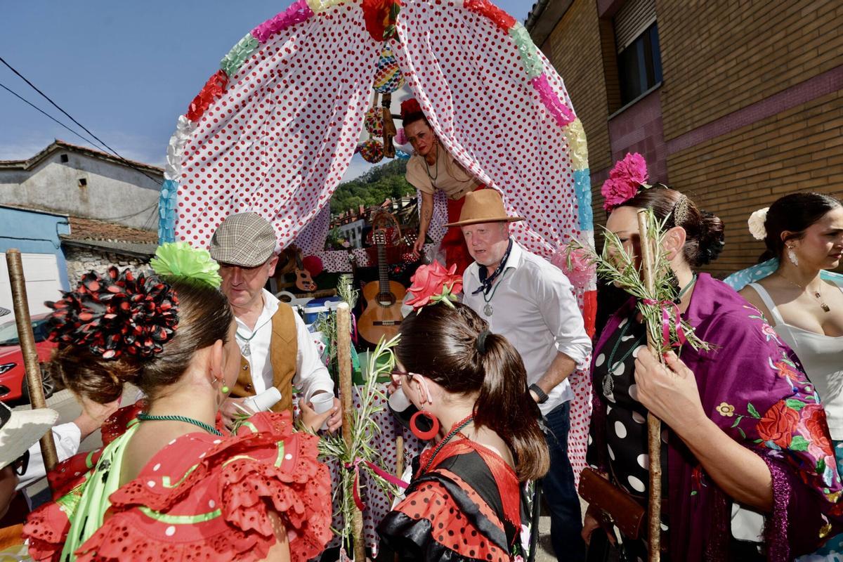 Un desfile y celebraciones para "enmarcar" en Olloniego, que despide las fiestas de San Antonio