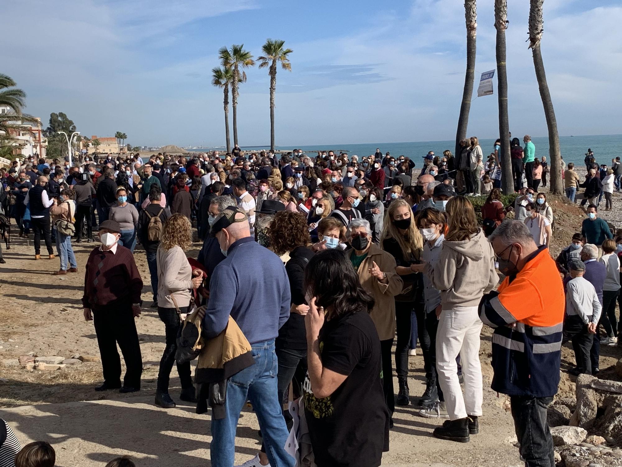 Movilización en la playa de Nules para exigir los espigones