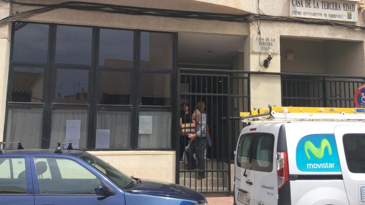 Fachada del centro de la tercera edad cuando cerró la cafetería por carecer de contrato en 2016.