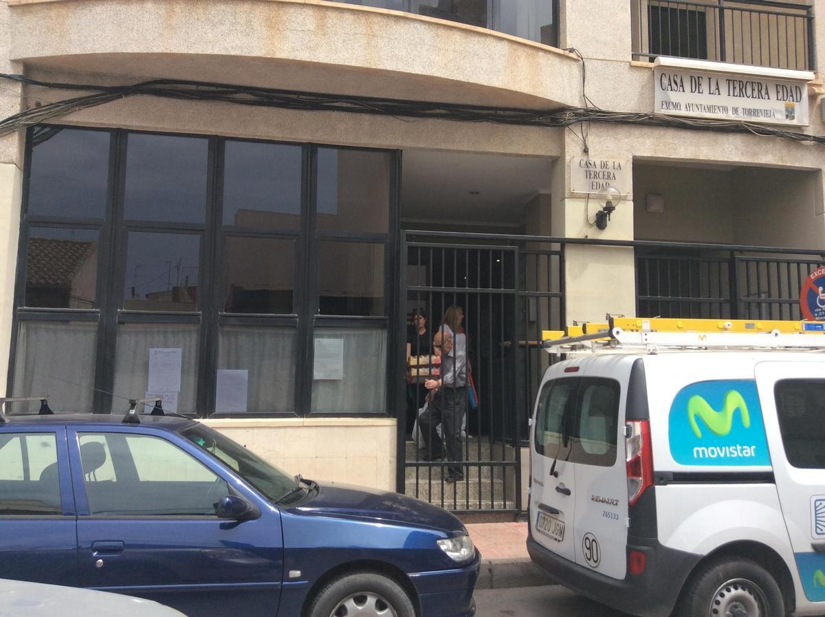 Fachada del centro de la tercera edad cuando cerró la cafetería por carecer de contrato en 2016