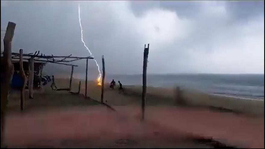 Un rayo mata a dos personas en la playa mexicana de Michoacán