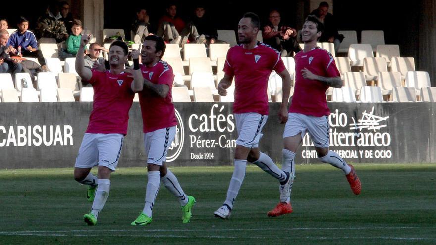 Los jugadores del Marbella FC celebran su gol del domingo en Cartagonova, que les ha llevado al liderato del Grupo IV de 2ª B.