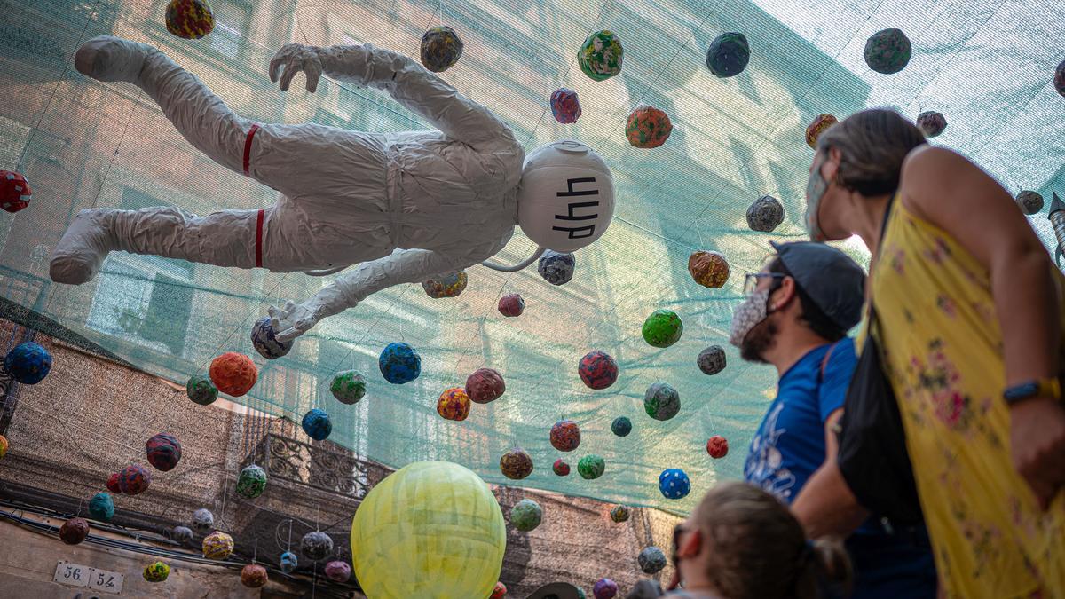 Calle Perill decorada por las fiestas de Gràcia