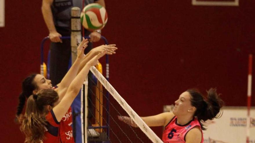 Carla Tomé remata ante las jugadoras del Grupo.