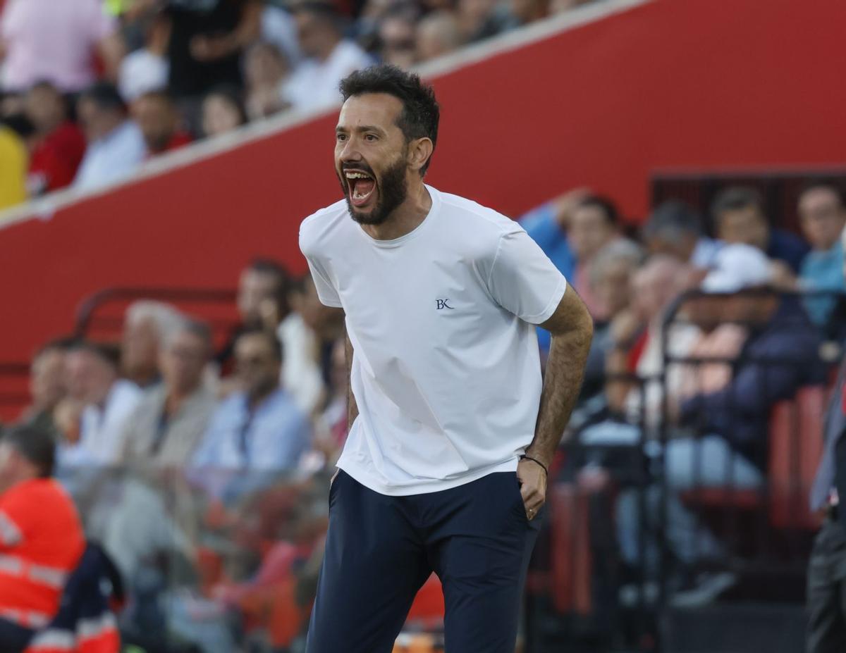 Carlos Corberán grita a sus futbolistas, en el partido de ayer. | CATI CLADERA/EFE