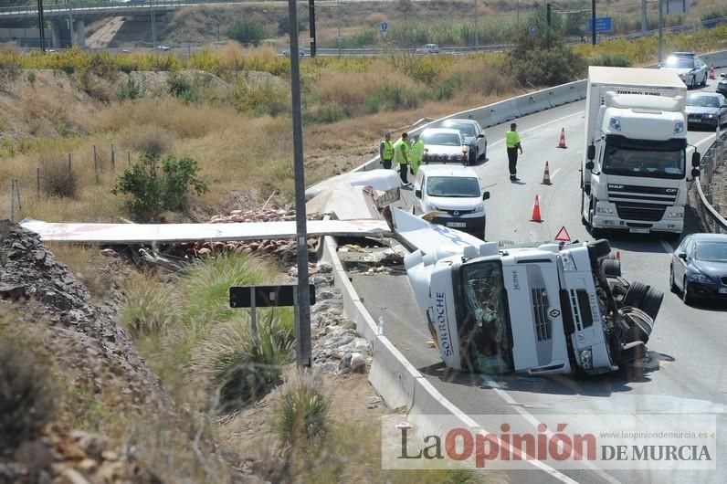 Un accidente llena de jamones la autovía A-7