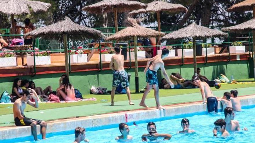 La piscina municipal de Alcoy, ayer, el primer día de la temporada estival.