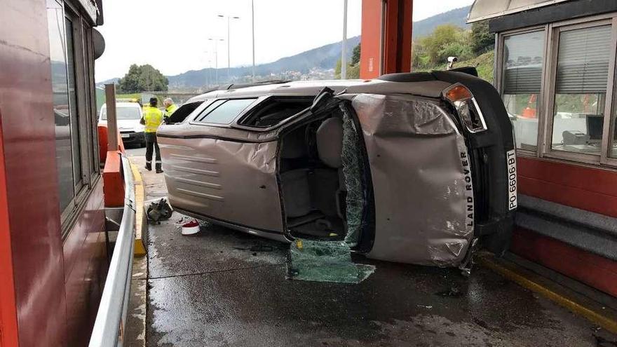 Accidente ante las cabinas del área de peaje de la AP-9 a la altura de Figueirido. // Nick